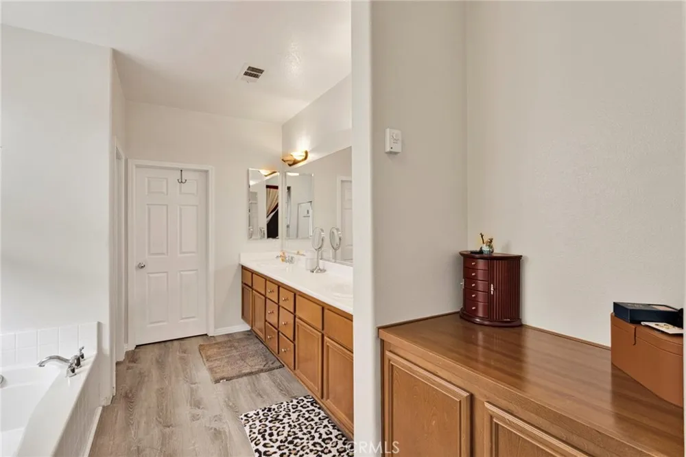 9048 Guadalupe Ave Oak Hills, CA 92344
