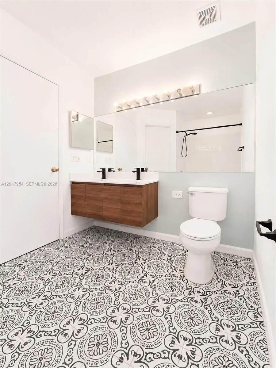3 Whitehead Cir #3 Weston, FL 33326