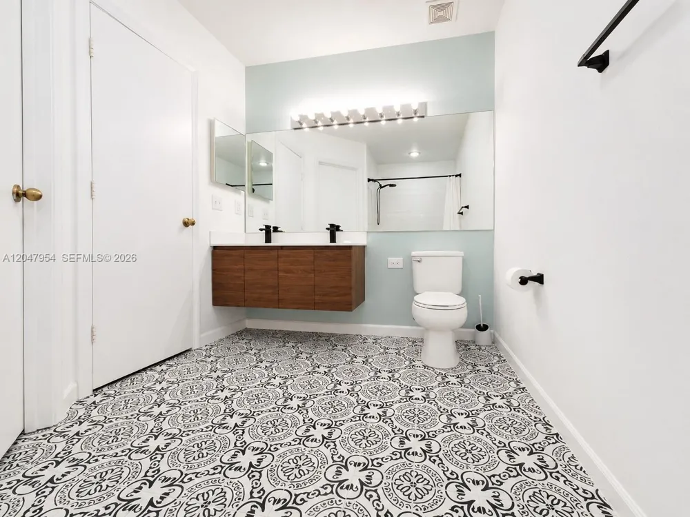 3 Whitehead Cir #3 Weston, FL 33326