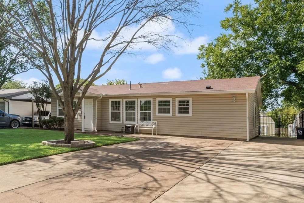 121 Dallas Drive Euless, TX 76039