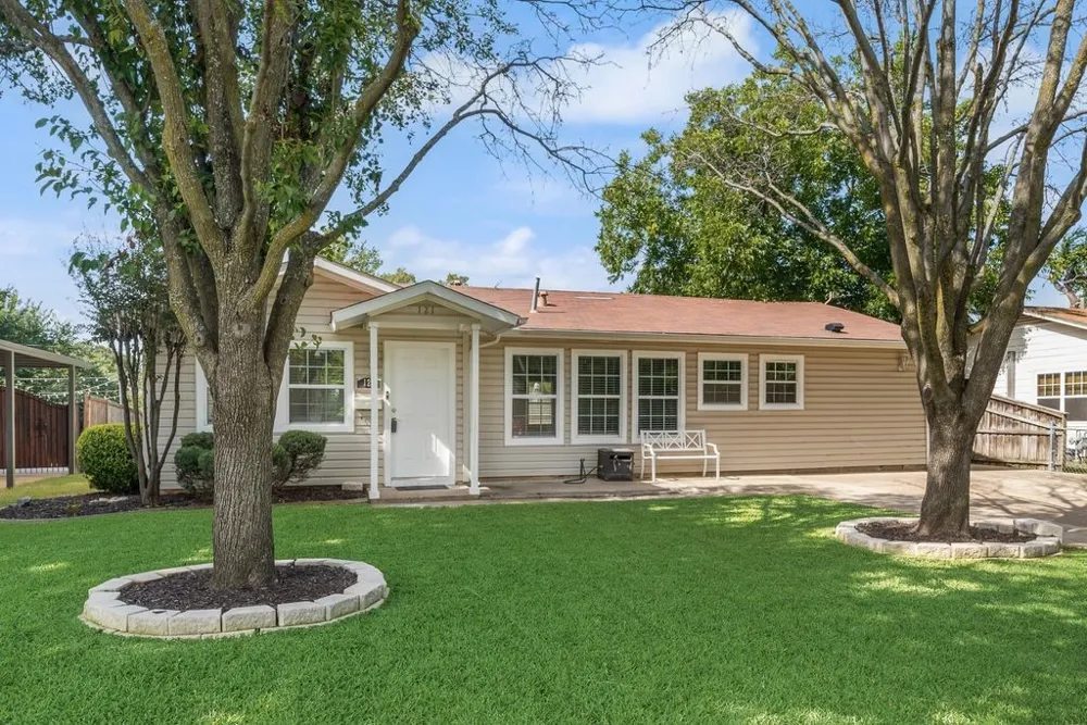 121 Dallas Drive Euless, TX 76039