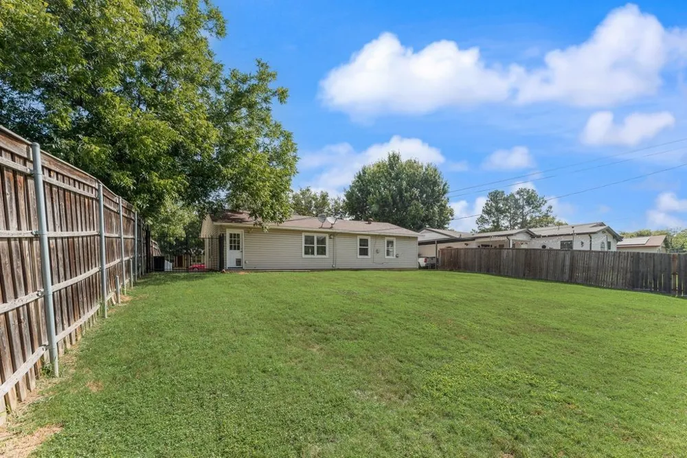 121 Dallas Drive Euless, TX 76039