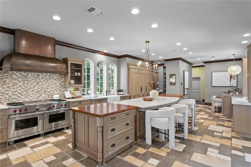 401 SNELL ISLE BOULEVARD NE St Petersburg, FL 33704