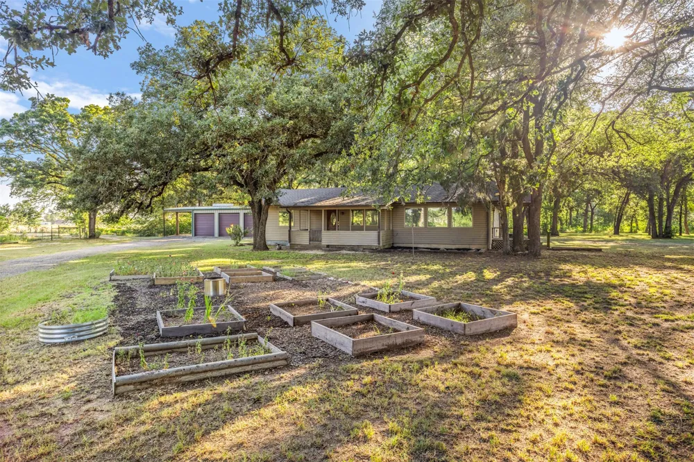 8412 County Road 4084 Scurry, TX 75158