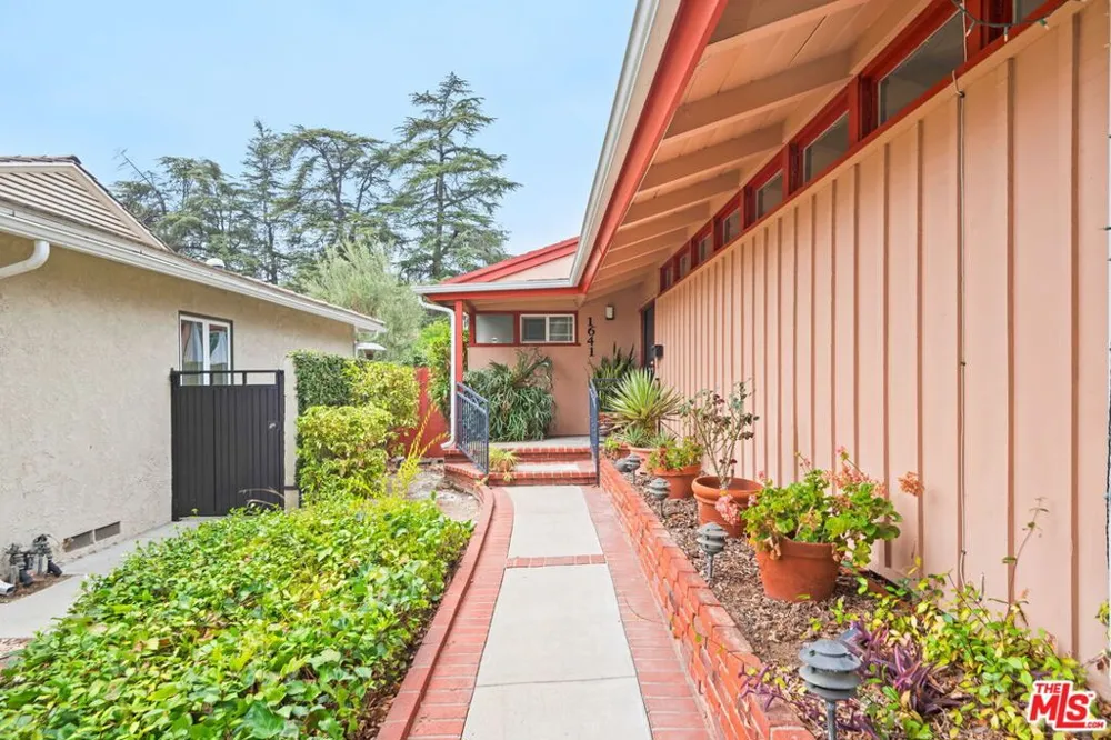 1641 Morada Place Altadena, CA 91001