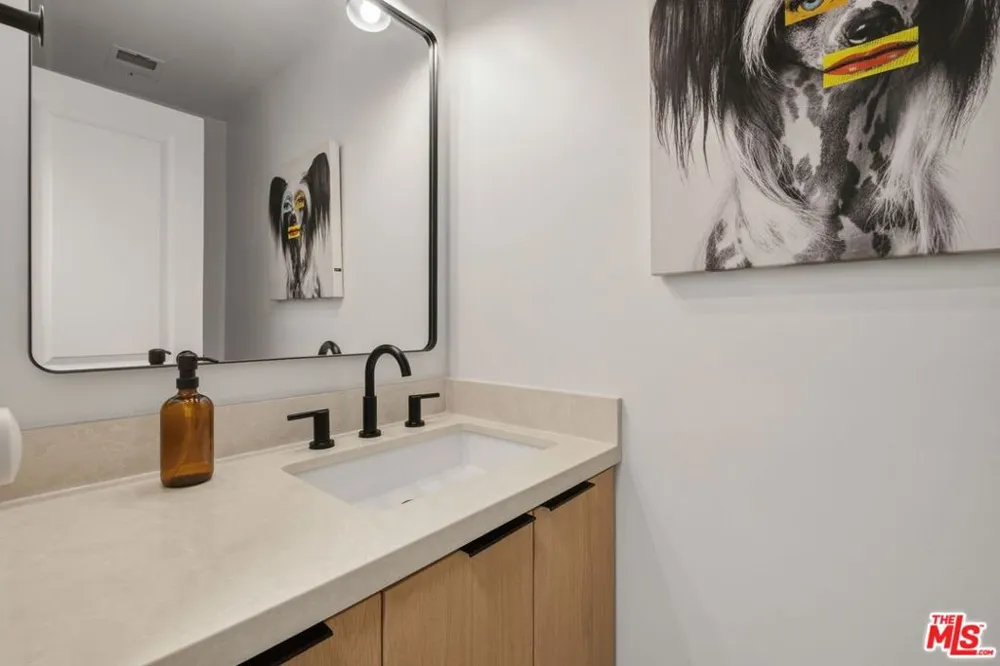 1131 Alta Loma Road #115 West Hollywood, CA 90069