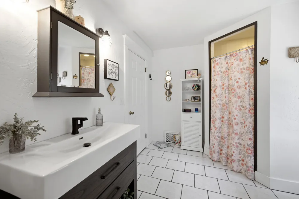24 W Ash Street Three Oaks, MI 49128