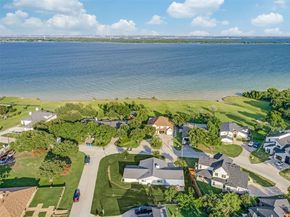 437 peninsula Drive Lakewood Village, TX 75068
