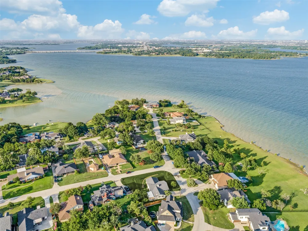 437 peninsula Drive Lakewood Village, TX 75068