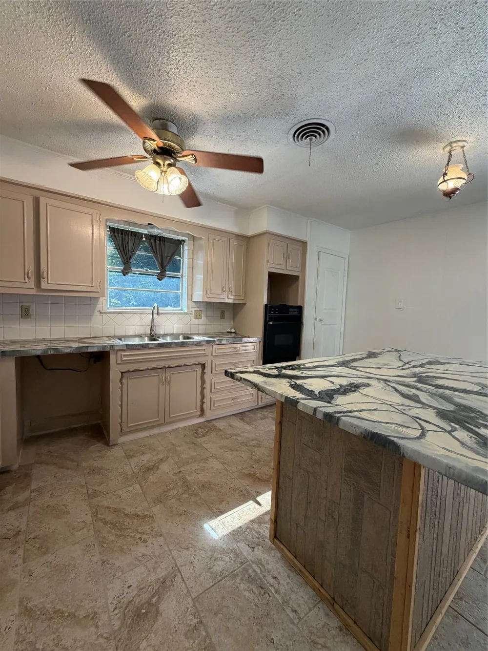 2406 W Broadview Street Greenville, TX 75402