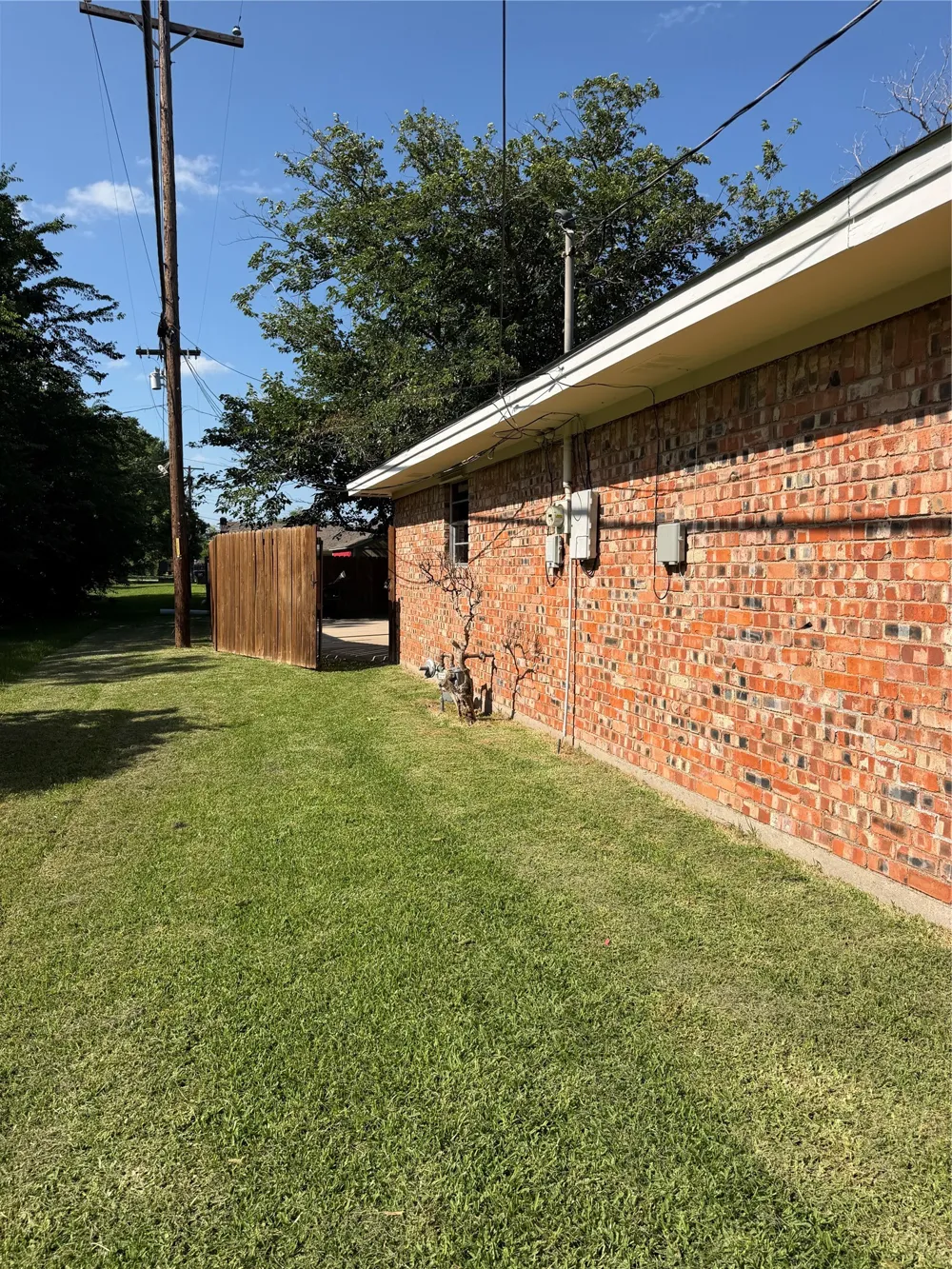 2406 W Broadview Street Greenville, TX 75402