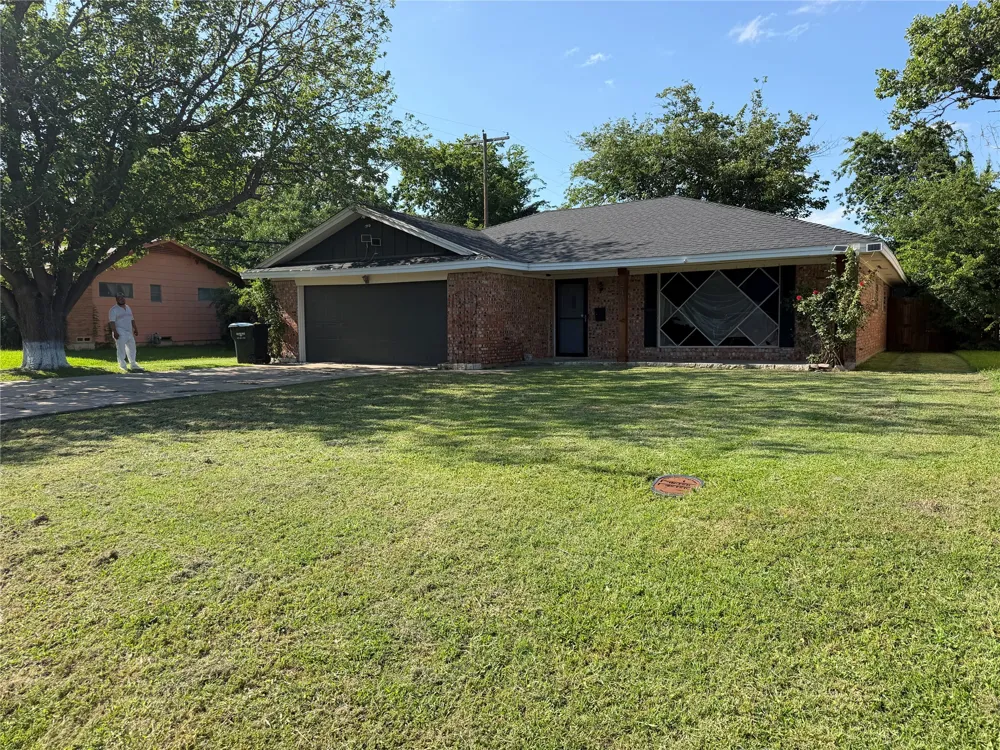 2406 W Broadview Street Greenville, TX 75402