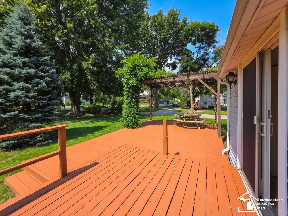 11113 Harold Drive Luna Pier City, MI 48157