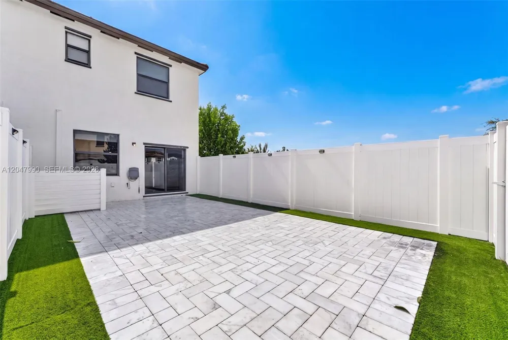 10908 W 32nd Ln Hialeah, FL 33018