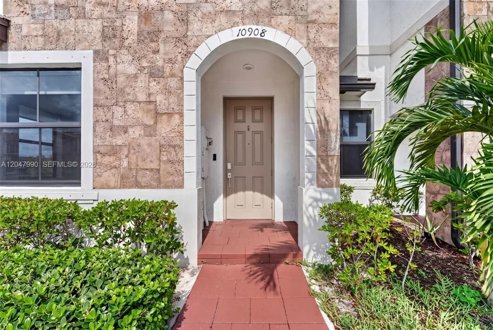 10908 W 32nd Ln Hialeah, FL 33018