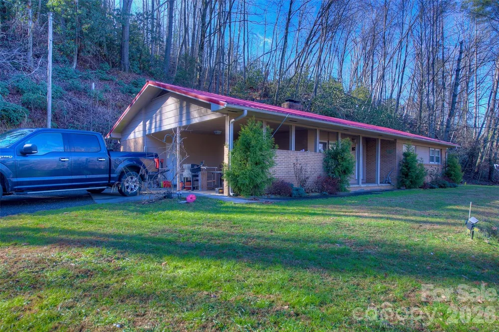583 Deer Park Lake Road Spruce Pine, NC 28777