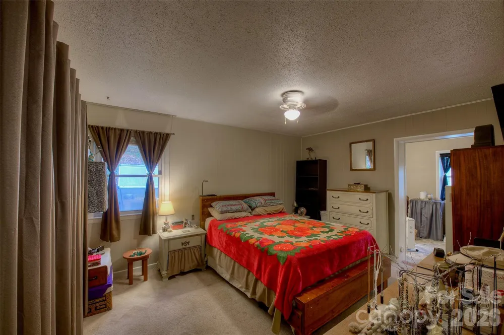 583 Deer Park Lake Road Spruce Pine, NC 28777