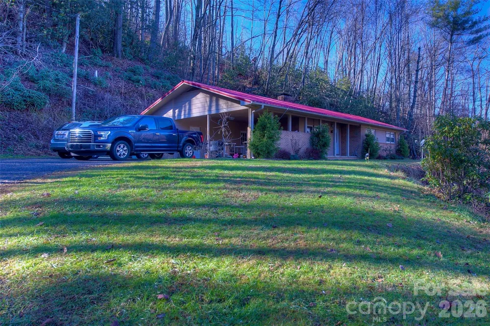 583 Deer Park Lake Road Spruce Pine, NC 28777