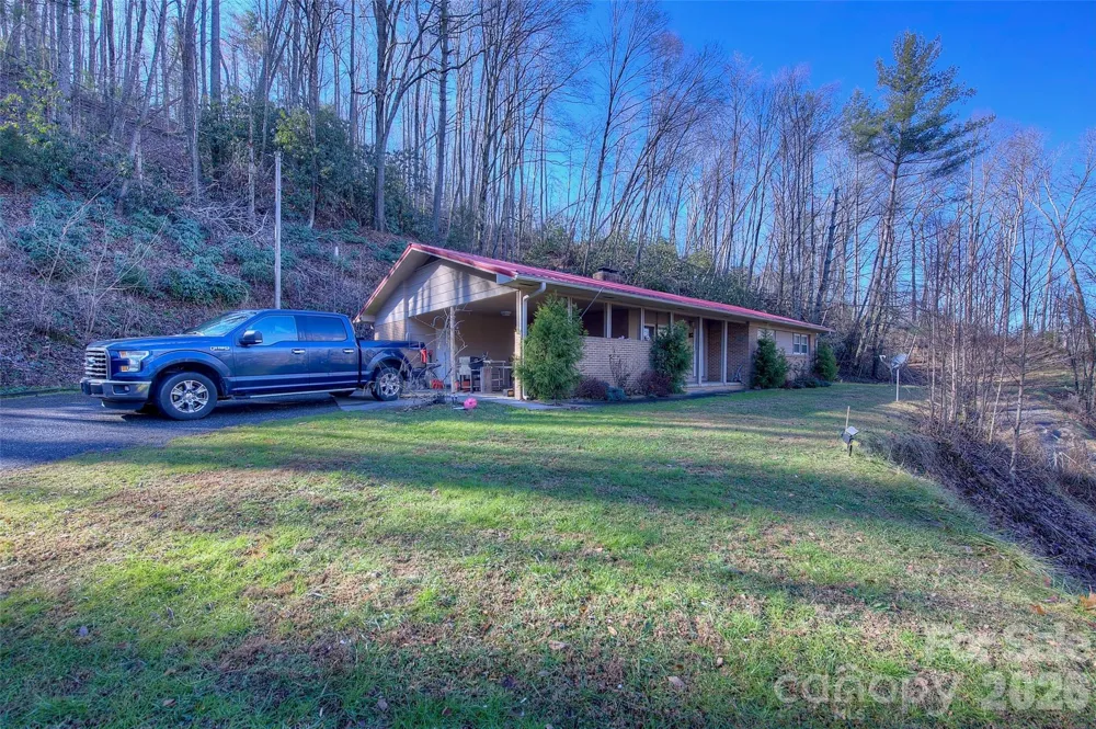 583 Deer Park Lake Road Spruce Pine, NC 28777