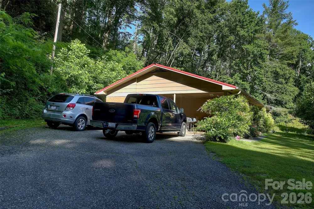 583 Deer Park Lake Road Spruce Pine, NC 28777