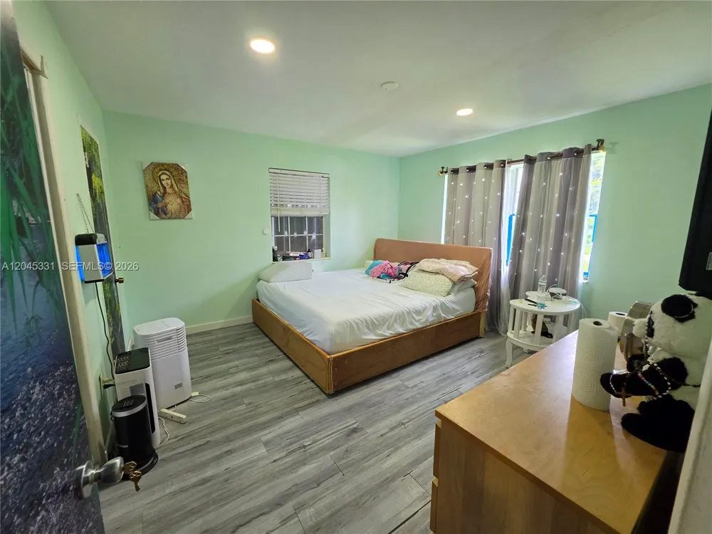 10801 NE 10th Ave Biscayne Park, FL 33161