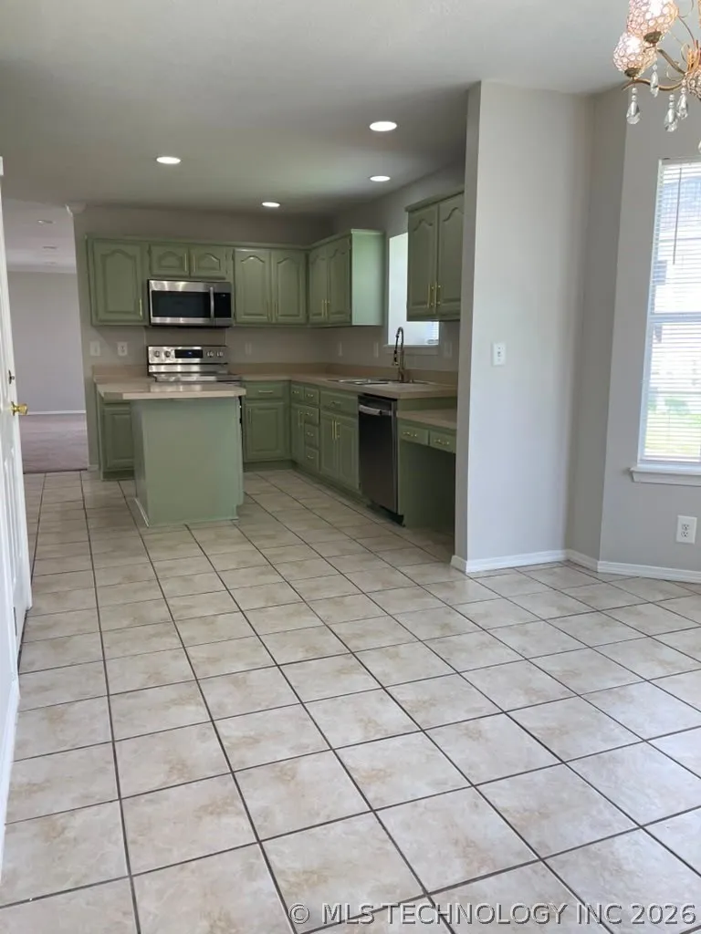 4012 W Queens Street Broken Arrow, OK 74012