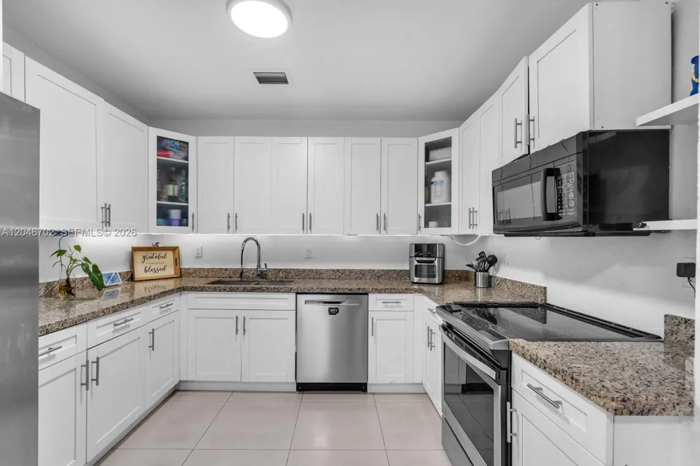 801 NW 17th Ct Miami, FL 33125