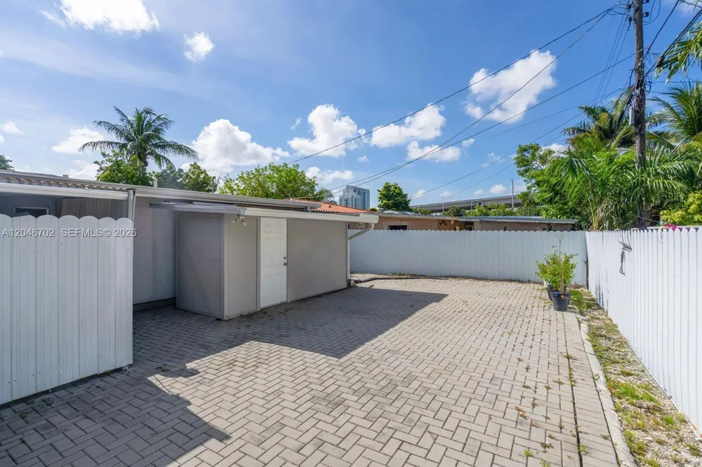 801 NW 17th Ct Miami, FL 33125