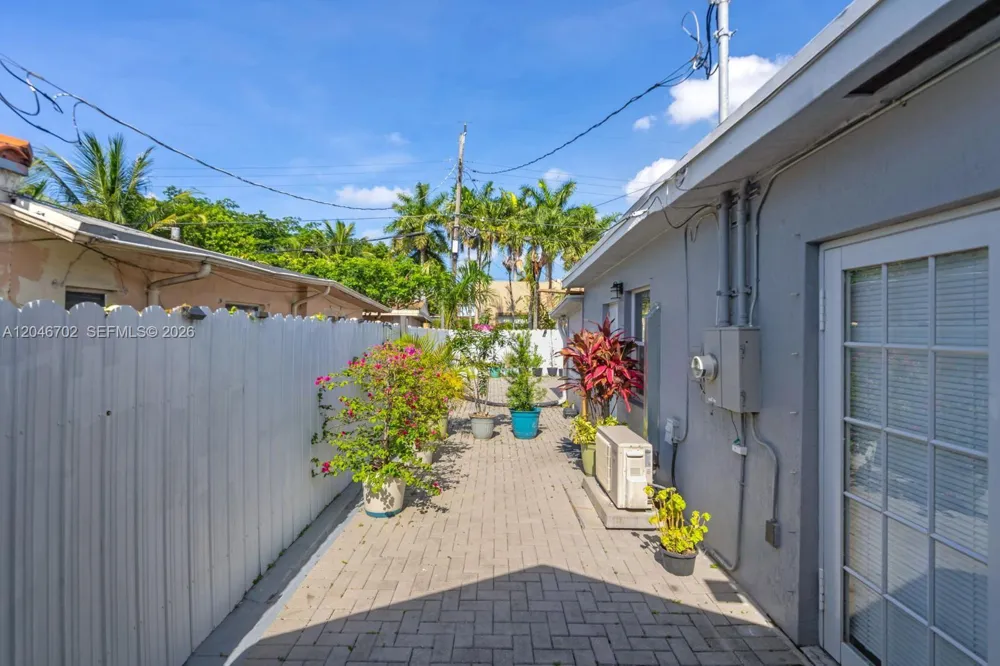 801 NW 17th Ct Miami, FL 33125