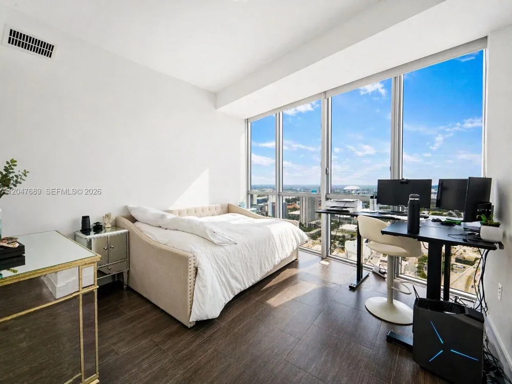 1100 Biscayne Blvd #3708 Miami, FL 33132
