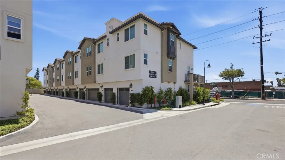 2560 Valentina Commerce, CA 90040