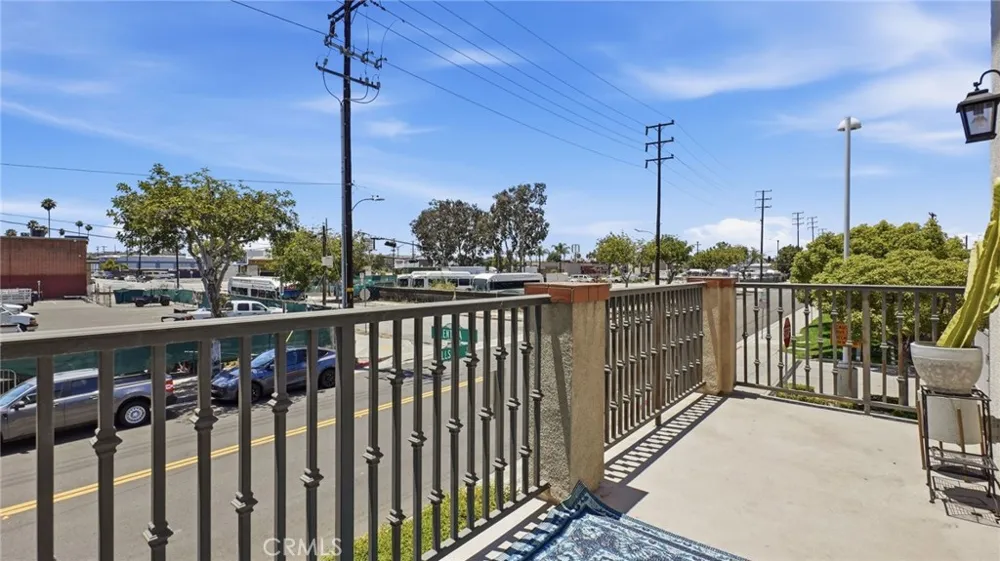 2560 Valentina Commerce, CA 90040