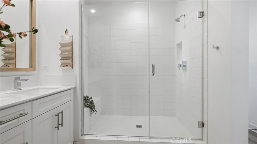 2560 Valentina Commerce, CA 90040