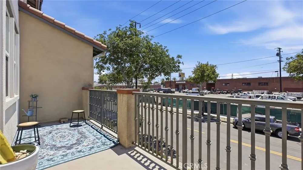 2560 Valentina Commerce, CA 90040