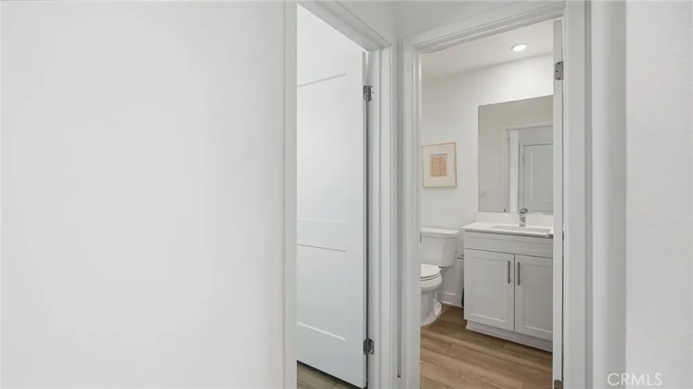 2560 Valentina Commerce, CA 90040