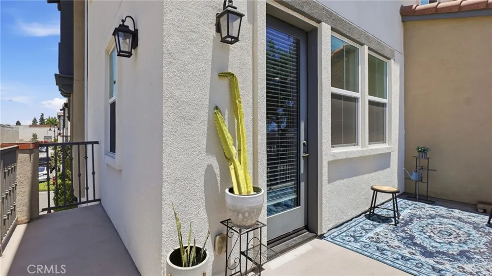 2560 Valentina Commerce, CA 90040