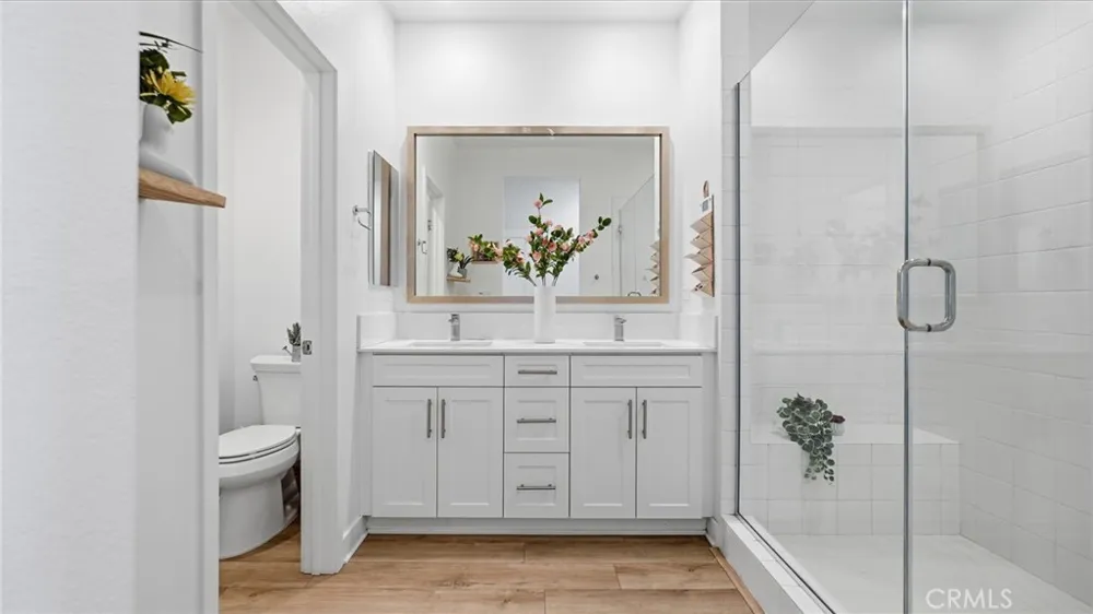 2560 Valentina Commerce, CA 90040