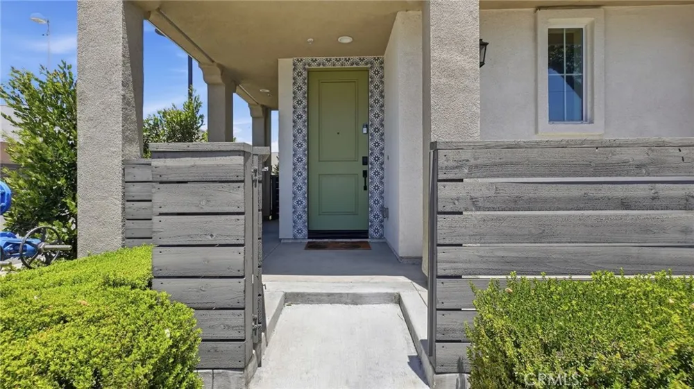 2560 Valentina Commerce, CA 90040