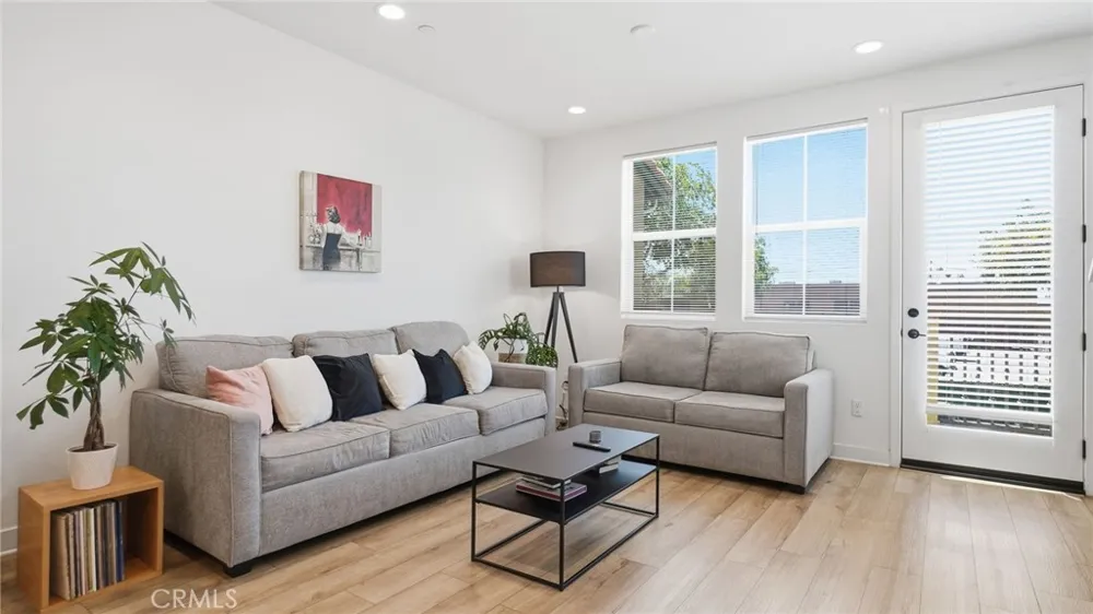 2560 Valentina Commerce, CA 90040