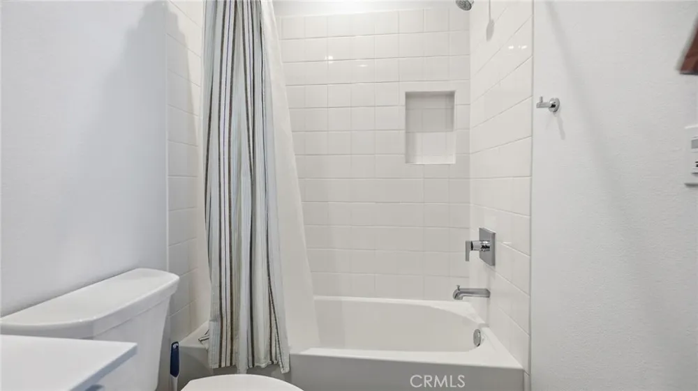 2560 Valentina Commerce, CA 90040