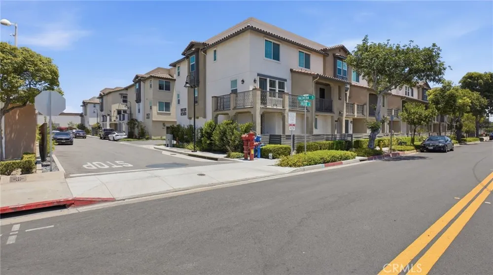 2560 Valentina Commerce, CA 90040