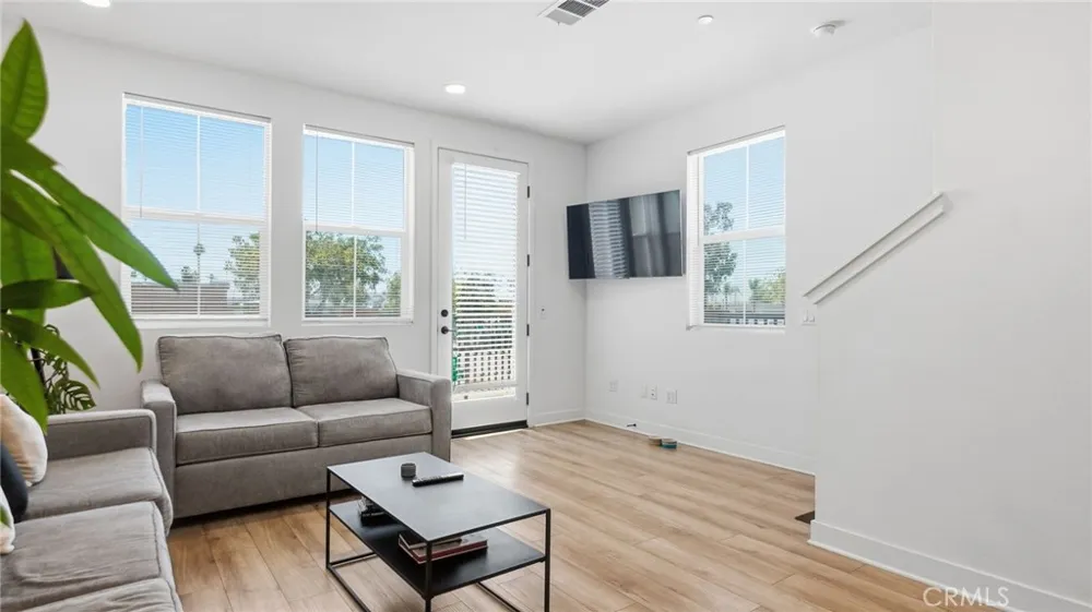 2560 Valentina Commerce, CA 90040