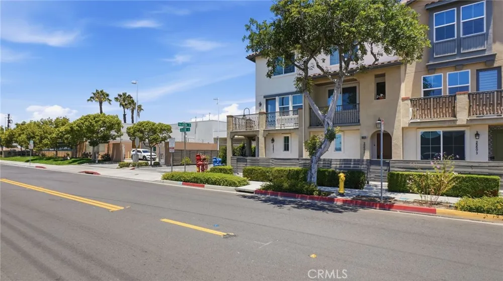 2560 Valentina Commerce, CA 90040