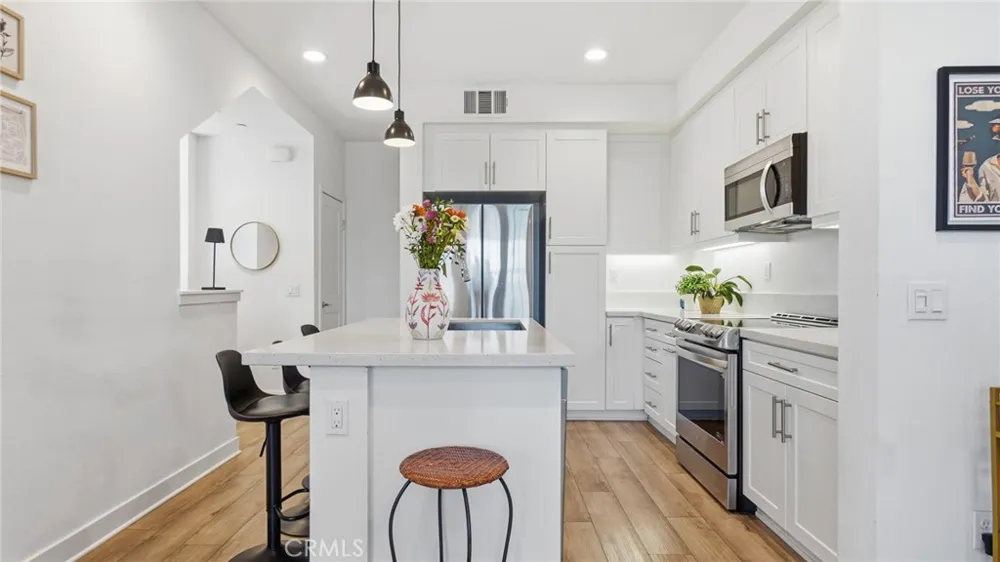 2560 Valentina Commerce, CA 90040