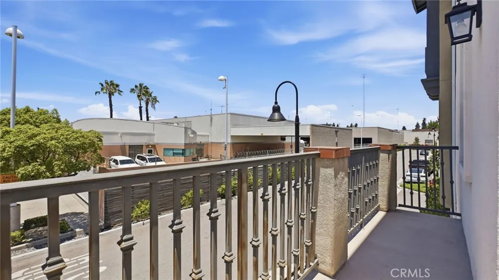 2560 Valentina Commerce, CA 90040