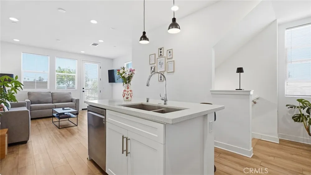 2560 Valentina Commerce, CA 90040