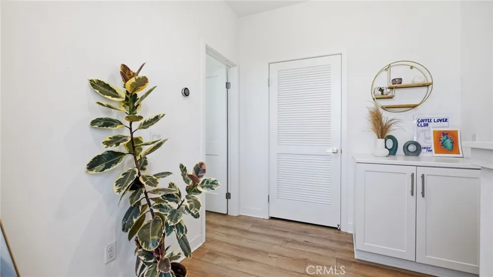 2560 Valentina Commerce, CA 90040