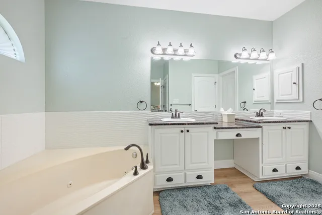 16026 Lake Shore Dr Lytle, TX 78052