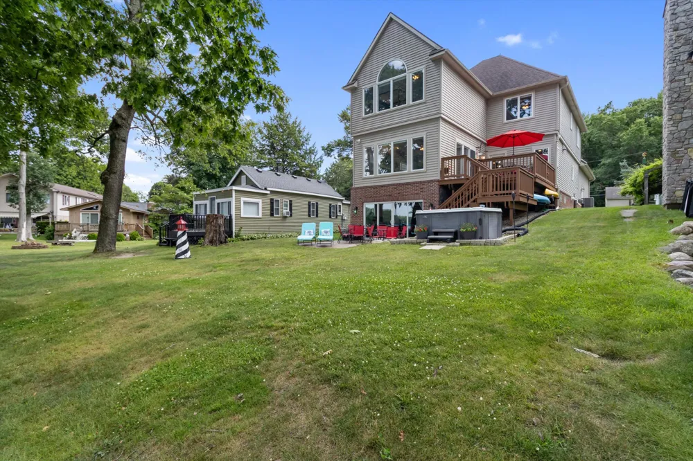 11556 Haylock Davisburg, MI 48350
