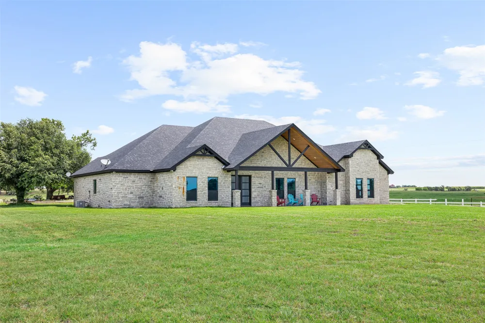 6021 Fm 1915 Buckholts, TX 76518